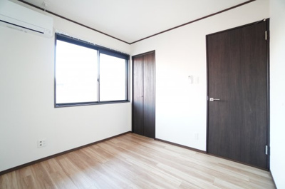 【寝室】 | エバーグリーンⅡ | ※同物件・反転タイプの写真です。