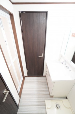 【洗面所】 | エバーグリーンⅡ | ※同物件・反転タイプの写真です。


