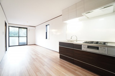 【居間・リビング】 | エバーグリーンⅡ | ※同物件・反転タイプの写真です。