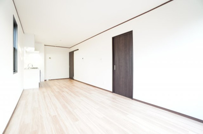 【居間・リビング】 | エバーグリーンⅡ | ※同物件・反転タイプの写真です。