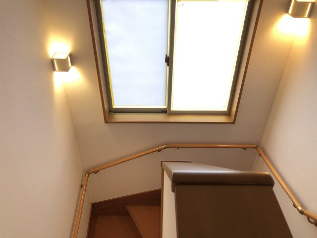 前橋市稲荷新田町　中古住宅のその他共用部分|階段部分に大きな窓もついていて明るいです♪