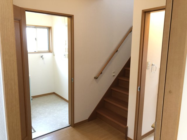 前橋市稲荷新田町　中古住宅のその他共用部分|１階ホール部分も広々しています☆