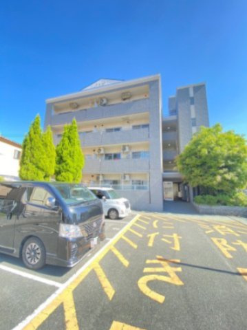 ブルージュ摂津の駐車場