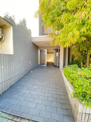 ブルージュ摂津のエントランス