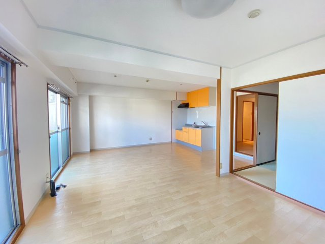 ブルージュ摂津の居間・リビング