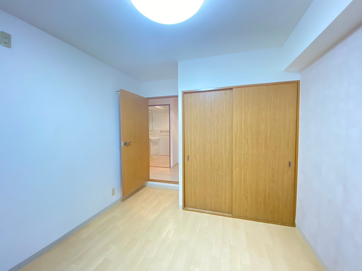 ブルージュ摂津の洋室