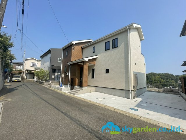 平塚市南金目　未入居戸建の前面道路含む現地写真