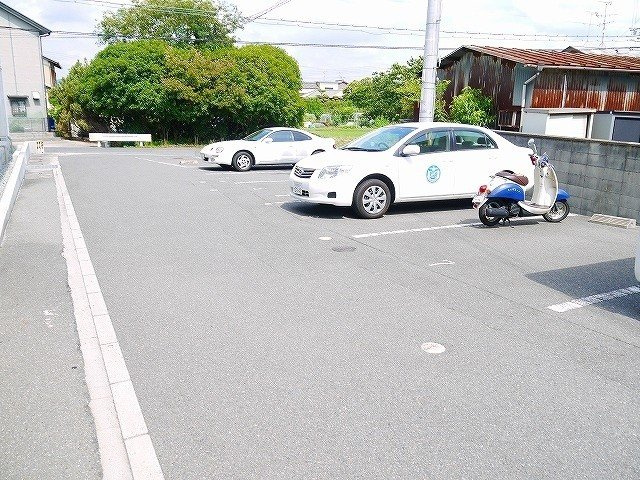 レオパレス伏見Ⅱの駐車場|車をお持ちの方に嬉しい駐車場付きの物件です