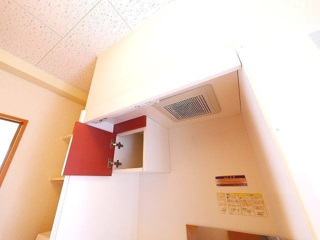 レオパレス伏見Ⅱのキッチン|ちょっとした収納スペースも充実しています