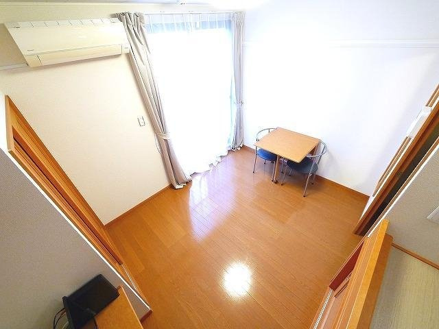 レオパレス伏見Ⅱの居間・リビング|コンパクトで使いやすい洋室です