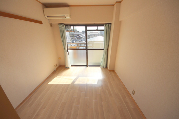 アイリスハイツ1号館の居間・リビング