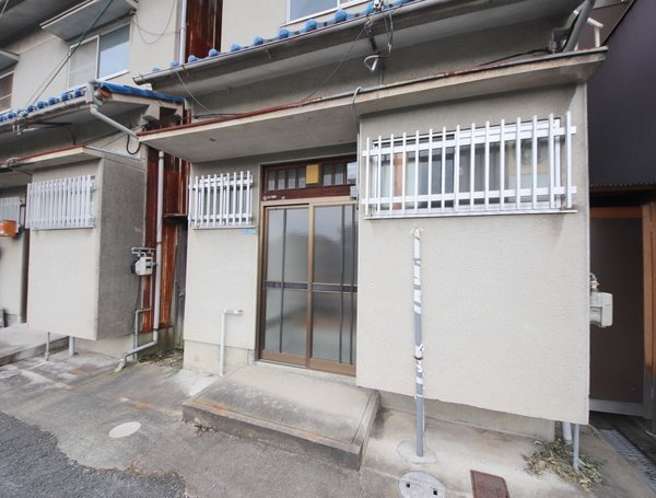 吹角借家　中棟のエントランス