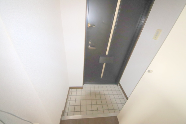 シティパレスあやめ池P-8の玄関