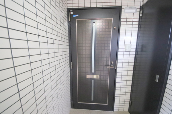 シティパレスあやめ池P-8の玄関