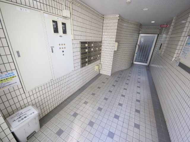 シティパレスあやめ池P-8のエントランス