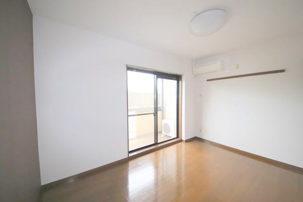 シティパレスあやめ池P-8の居間・リビング