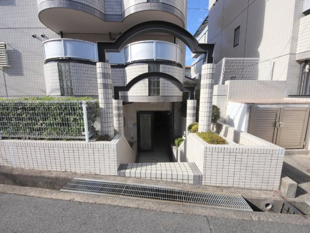 シティパレスあやめ池P-8のエントランス