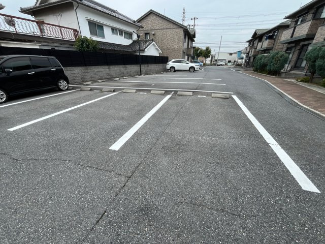 ロイヤルグレース花田　Bの駐車場