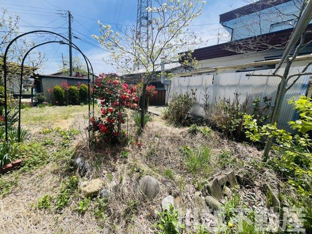 生活利便施設が徒歩圏内のひろびろ敷地の外観|ゆったりした敷地とのぞかな街並み（現存家屋は売主にて解体します）