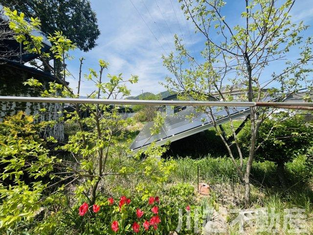 生活利便施設が徒歩圏内のひろびろ敷地のその他|西側隣地には太陽光発電パネルが設置されております