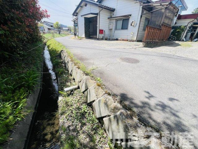 生活利便施設が徒歩圏内のひろびろ敷地の前面道路含む現地写真|前面道路含む現地写真です