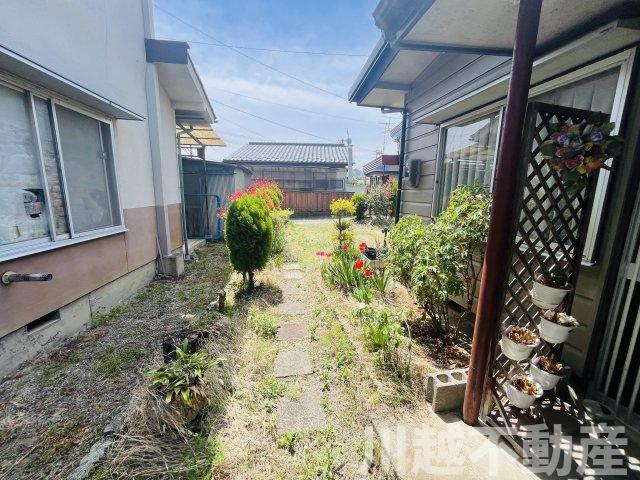 生活利便施設が徒歩圏内のひろびろ敷地の外観|ゆったりした敷地とのぞかな街並み（現存家屋は売主にて解体します）