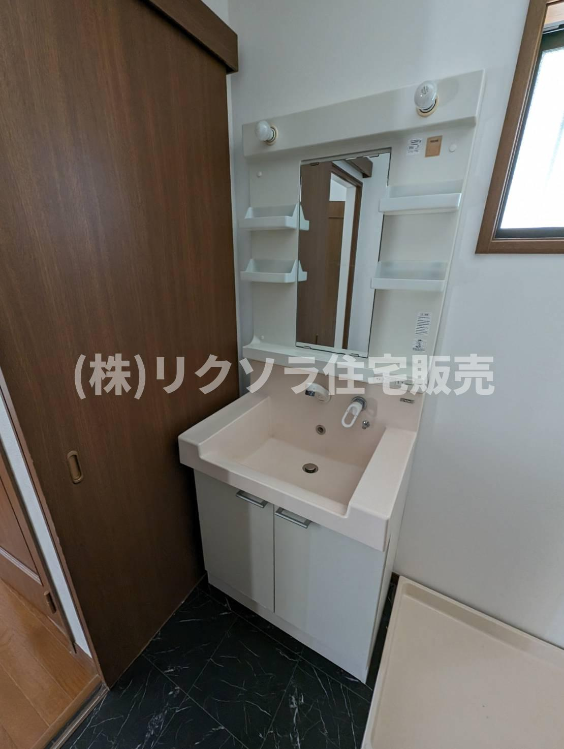 大久保町4丁目　中古一戸建ての独立洗面台|シャンプードレッサー
■物件内覧・資金計画相談・住宅ローン相談、リフォーム相談、お問合せ受付中■
※当日・翌日のご内覧、ご相談はお電話でのお問合せがスムーズです！