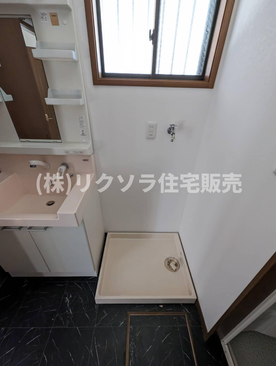 大久保町4丁目　中古一戸建てのランドリースペース|洗濯機置場　ドラム式も設置可能
■物件内覧・資金計画相談・住宅ローン相談、リフォーム相談、お問合せ受付中■
※当日・翌日のご内覧、ご相談はお電話でのお問合せがスムーズです！