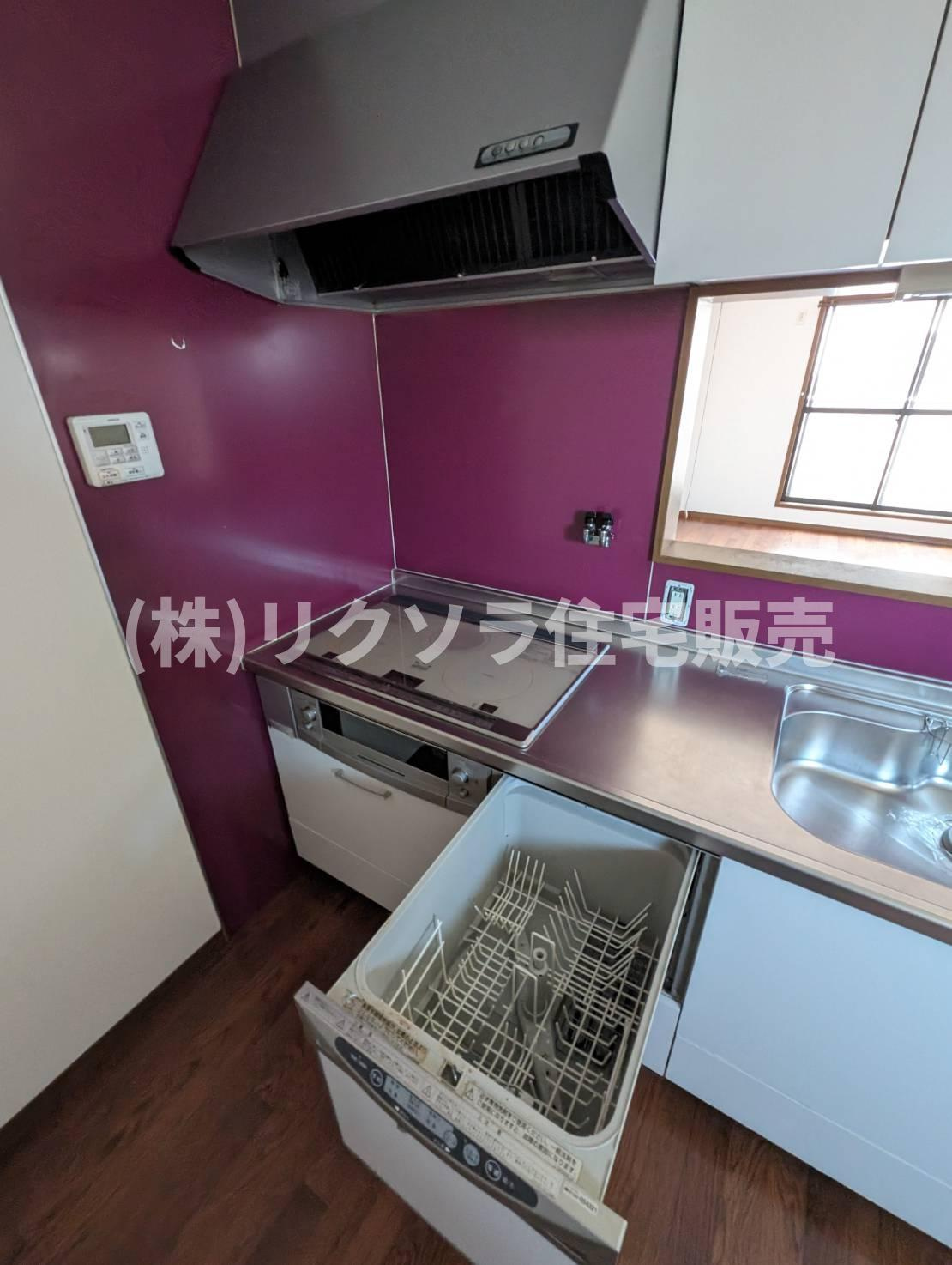 大久保町4丁目　中古一戸建てのキッチン|ビルトインIHコンロ　食器洗い乾燥機
■物件内覧・資金計画相談・住宅ローン相談、リフォーム相談、お問合せ受付中■
※当日・翌日のご内覧、ご相談はお電話でのお問合せがスムーズです！