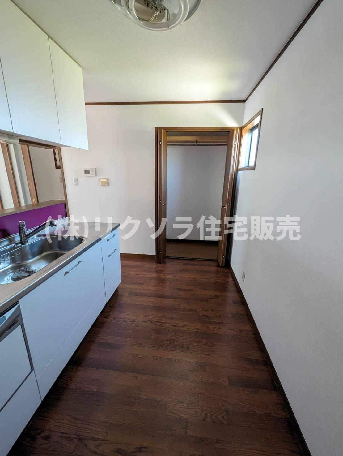 大久保町4丁目　中古一戸建てのキッチン|パントリー付
■物件内覧・資金計画相談・住宅ローン相談、リフォーム相談、お問合せ受付中■
※当日・翌日のご内覧、ご相談はお電話でのお問合せがスムーズです！