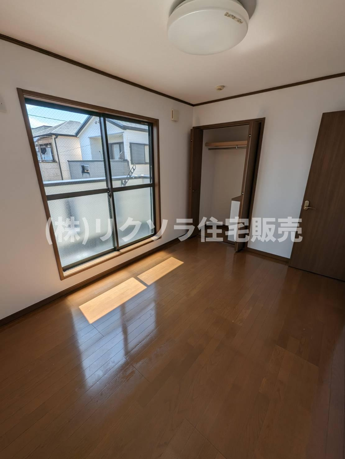 大久保町4丁目　中古一戸建ての寝室|洋室6.0帖　収納付き
■物件内覧・資金計画相談・住宅ローン相談、リフォーム相談、お問合せ受付中■
※当日・翌日のご内覧、ご相談はお電話でのお問合せがスムーズです！