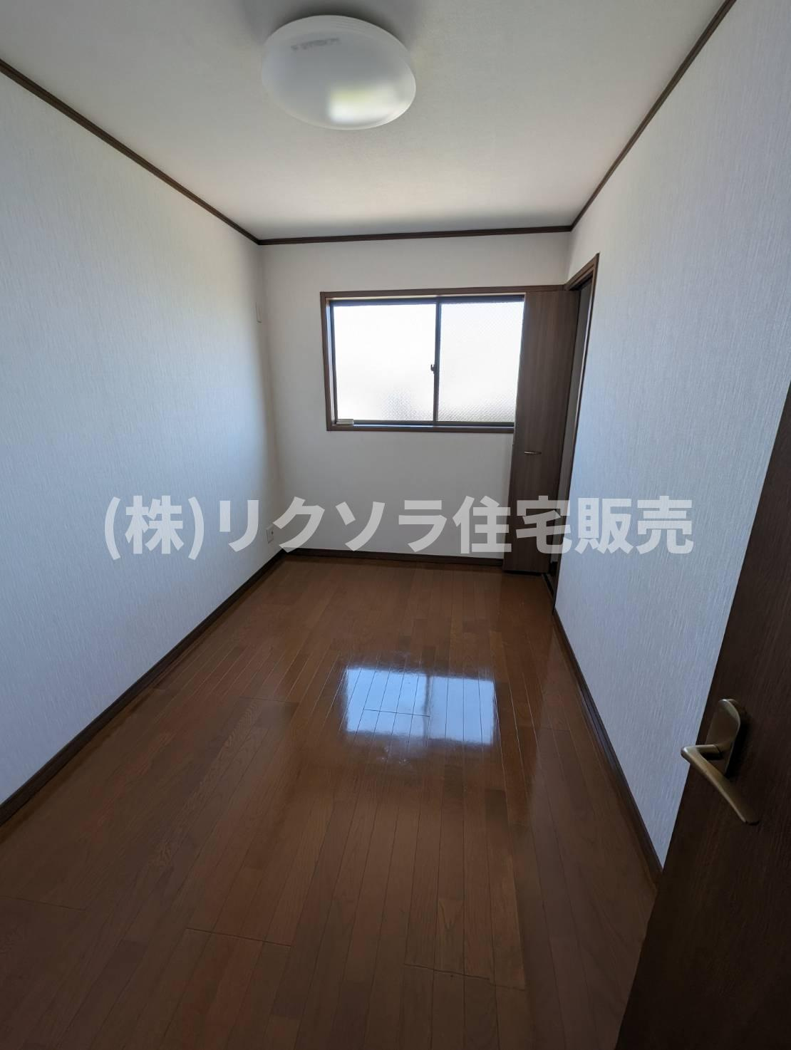 大久保町4丁目　中古一戸建ての子供部屋|洋室5.0帖　収納付き
■物件内覧・資金計画相談・住宅ローン相談、リフォーム相談、お問合せ受付中■
※当日・翌日のご内覧、ご相談はお電話でのお問合せがスムーズです！