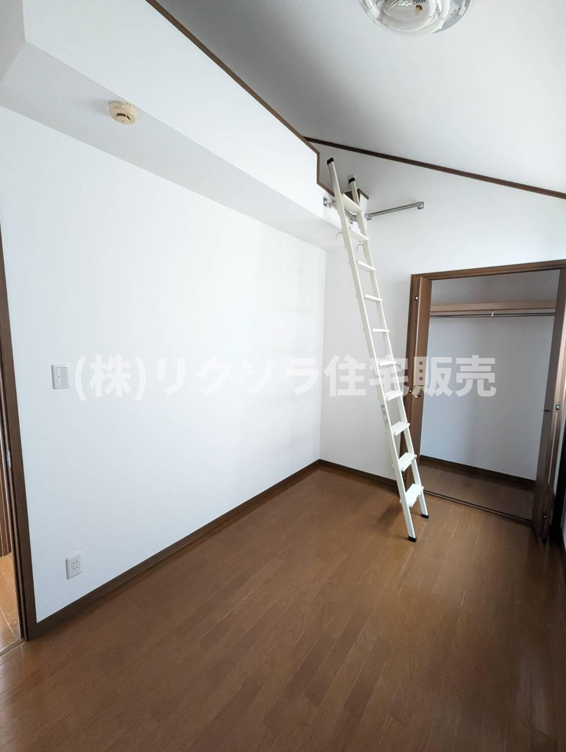 大久保町4丁目　中古一戸建ての内装|洋室5.0帖　収納　ロフト付
■物件内覧・資金計画相談・住宅ローン相談、リフォーム相談、お問合せ受付中■
※当日・翌日のご内覧、ご相談はお電話でのお問合せがスムーズです！