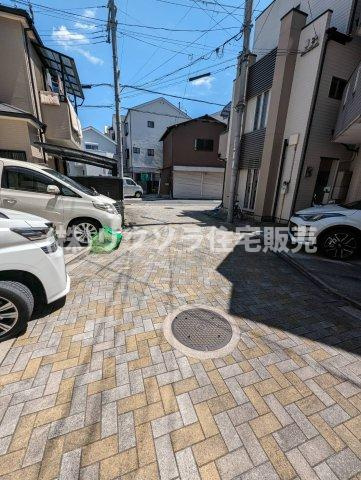 大久保町4丁目　中古一戸建ての前面道路含む現地写真|前面道路を含む外観
■物件内覧・資金計画相談・住宅ローン相談、リフォーム相談、お問合せ受付中■
※当日・翌日のご内覧、ご相談はお電話でのお問合せがスムーズです！