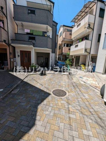 大久保町4丁目　中古一戸建ての前面道路含む現地写真|前面道路を含む外観
■物件内覧・資金計画相談・住宅ローン相談、リフォーム相談、お問合せ受付中■
※当日・翌日のご内覧、ご相談はお電話でのお問合せがスムーズです！