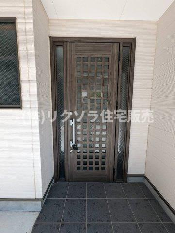 大久保町4丁目　中古一戸建ての玄関|玄関ドア
■物件内覧・資金計画相談・住宅ローン相談、リフォーム相談、お問合せ受付中■
※当日・翌日のご内覧、ご相談はお電話でのお問合せがスムーズです！
