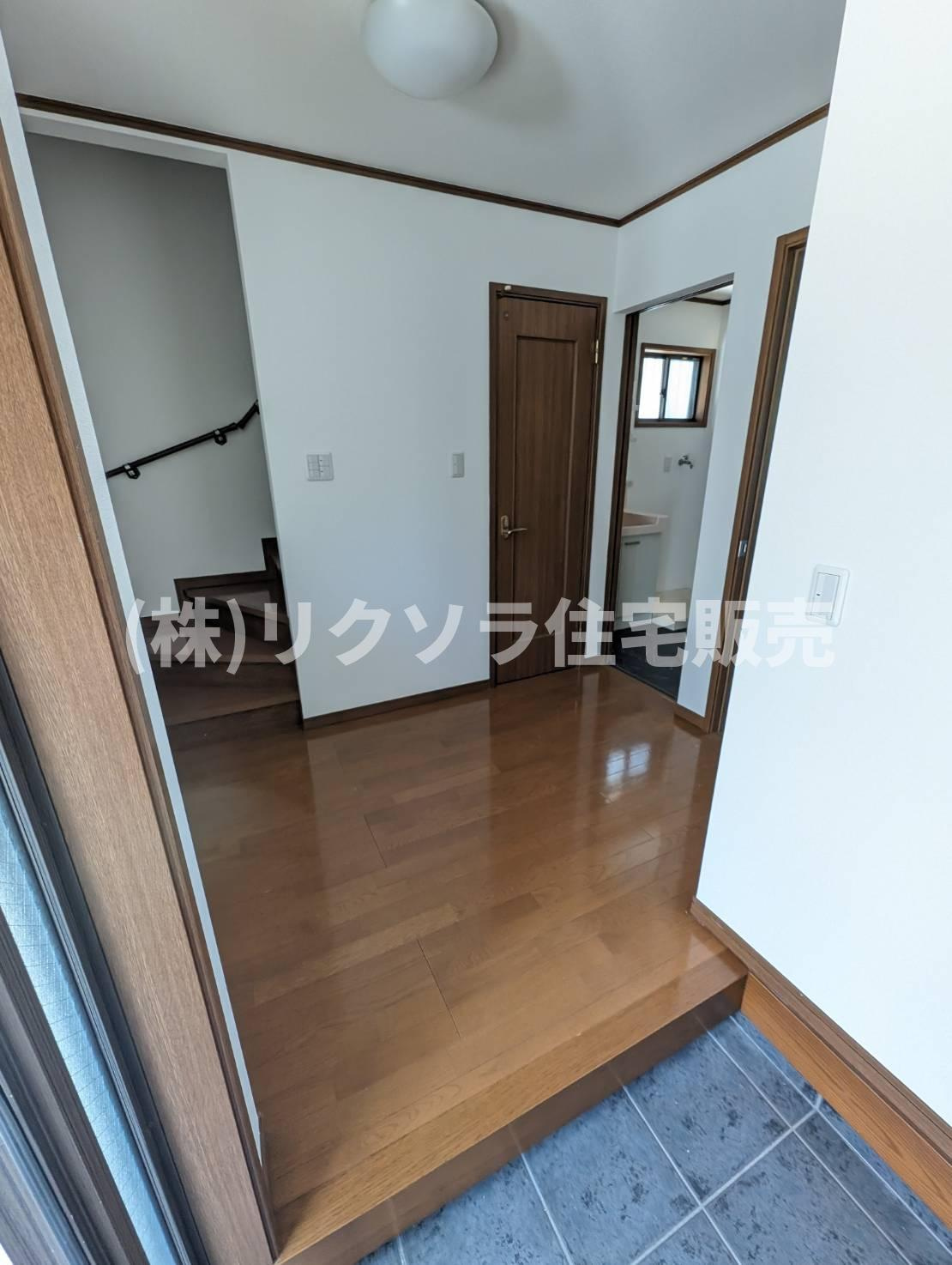 大久保町4丁目　中古一戸建ての内装|玄関内部
■物件内覧・資金計画相談・住宅ローン相談、リフォーム相談、お問合せ受付中■
※当日・翌日のご内覧、ご相談はお電話でのお問合せがスムーズです！