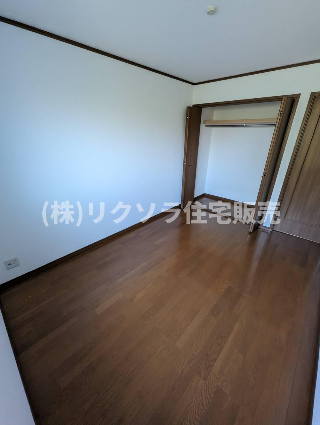 大久保町4丁目　中古一戸建ての洋室|洋室6.0帖　収納付き
■物件内覧・資金計画相談・住宅ローン相談、リフォーム相談、お問合せ受付中■
※当日・翌日のご内覧、ご相談はお電話でのお問合せがスムーズです！