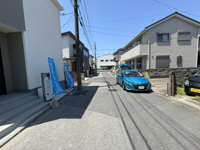 八潮市八潮８丁目新築戸建【八幡小学校：6分】の前面道路含む現地写真|北側前面道路・幅員約6ｍ