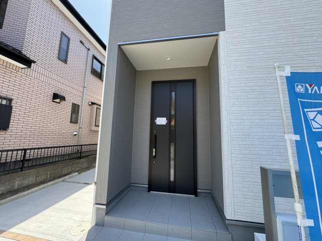 八潮市八潮８丁目新築戸建【八幡小学校：6分】のエントランス|エントランス・玄関ポーチ