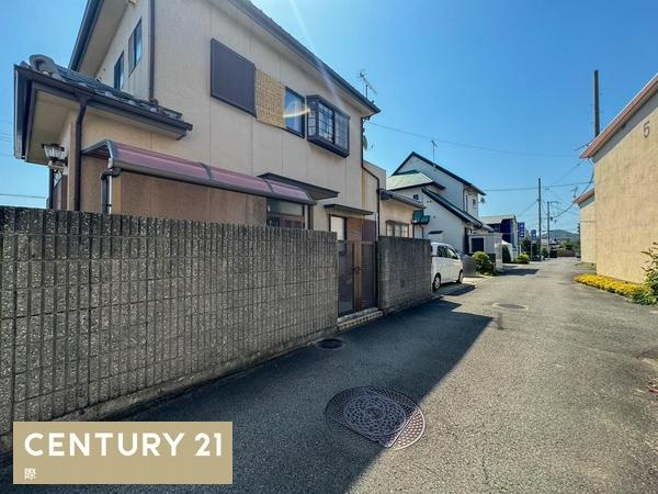 和歌山市松ケ丘1丁目　中古戸建の前面道路含む現地写真