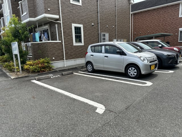 メゾンカルフールＢの駐車場