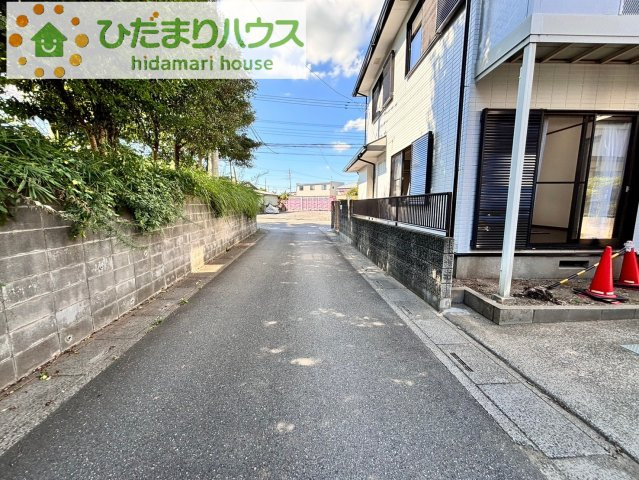 上尾市平方　中古一戸建ての前面道路含む現地写真