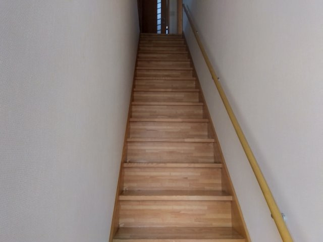 売住付店舗　三島市東大場2丁目の内装|ストレート階段なのでシンプルな見た目です。手摺が付いており安全です。
