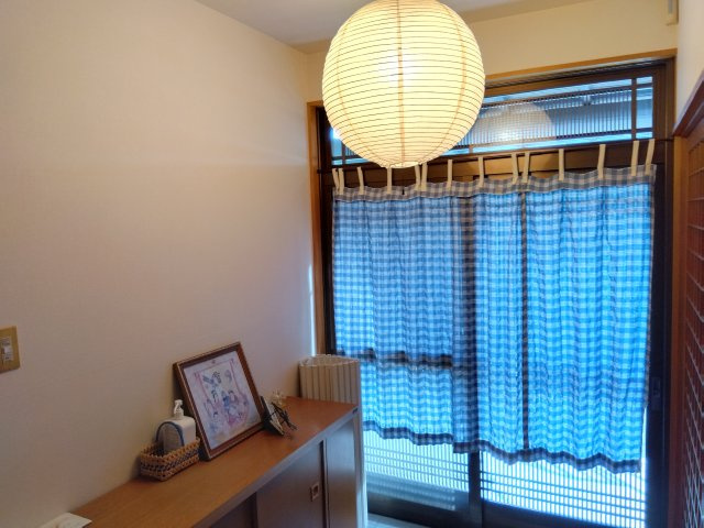 【玄関】 | 売住付店舗　三島市東大場2丁目 | 2階居住スペースの玄関です。玄関は引き戸なので荷物の出し入れが楽です。風の入れ替えも出来て便利です。