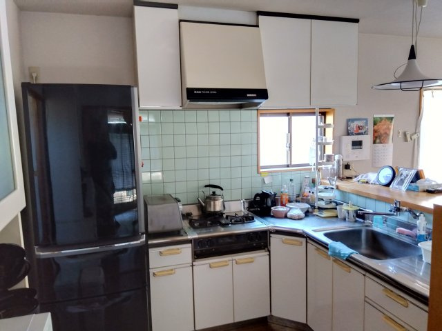 売住付店舗　三島市東大場2丁目のキッチン|L字の広々としたキッチンでお料理もはかどります。窓があるので明るいです。収納がたっぷりあるので買い置きも安心して出来ますね。