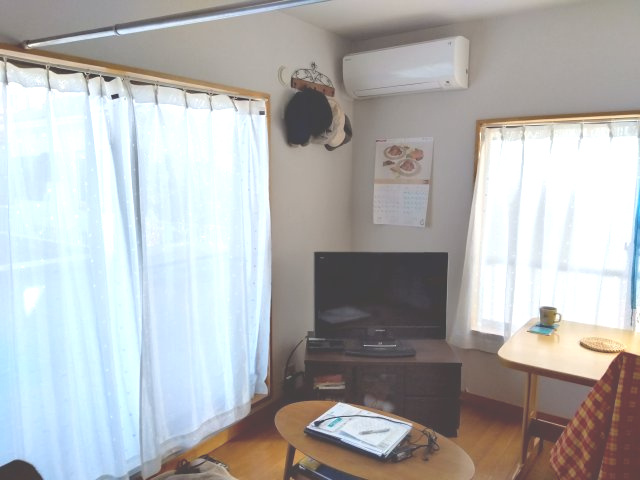 売住付店舗　三島市東大場2丁目の居間・リビング|二面採光なので日差しがたっぷり入ります。また風通しが良く解放感もあります。