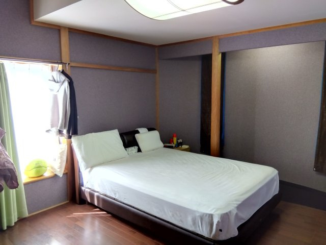 売住付店舗　三島市東大場2丁目の洋室|部屋にやわらかな陽光が注ぎます。グレーのクロスが落ち着いた雰囲気で寝室として使うのもいいですね。