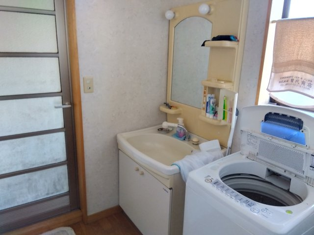 売住付店舗　三島市東大場2丁目の独立洗面台|独立洗面台があるので収納スペースも多くあります。窓があるので明るい室内です。室内に洗濯機置き場があります。