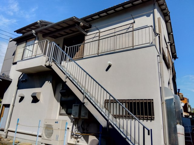 売住付店舗　三島市東大場2丁目の外観|居住スペースに直接行ける外階段があります。店舗内を通らず居住空間に行けるので営業中にお客様に会う事なく出かけられます。